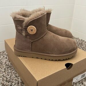 Ugg’s W Mini Bailey Button II